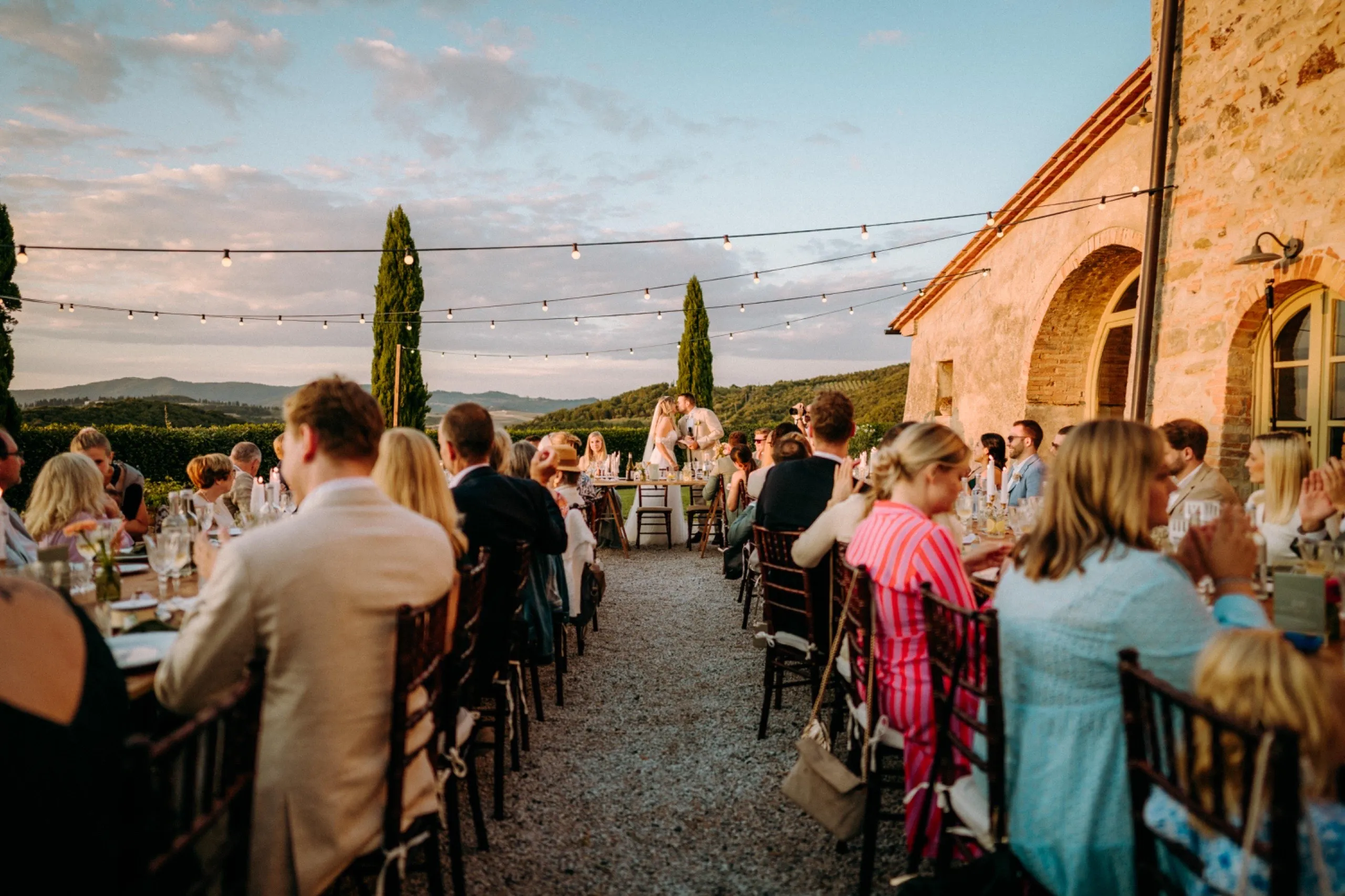 Hochzeitsdinner im Freien mit Lichterketten im Sonnenuntergang bei einer Destination Wedding